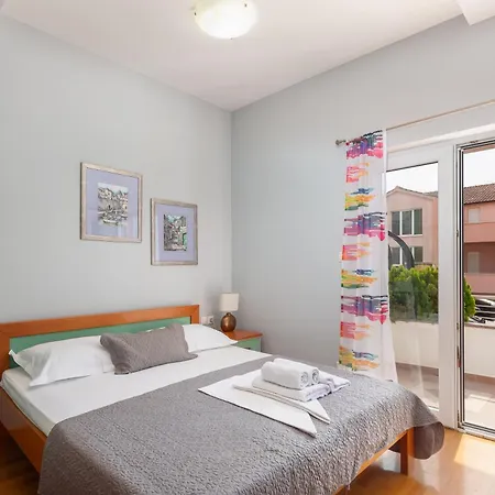Brkic Apartments With Private Parking Makarska Room photo