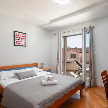 Brkic Apartments With Private Parking Makarska Exterior photo