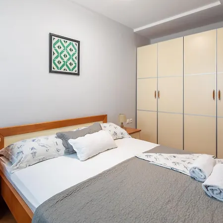 Brkic Apartments With Private Parking Makarska Room photo