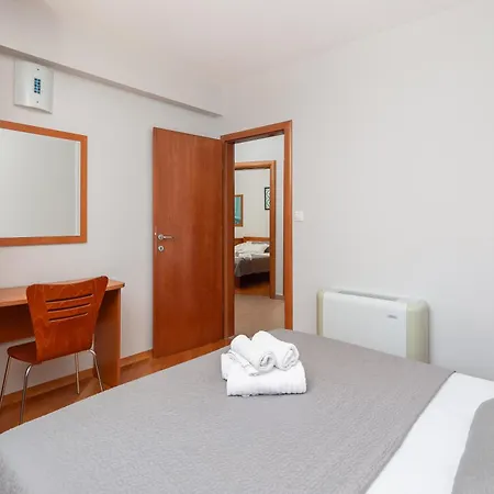 Brkic Apartments With Private Parking Makarska Room photo
