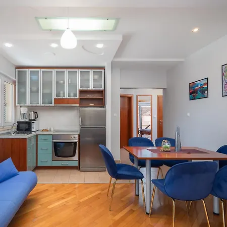 Brkic Apartments With Private Parking Makarska Room photo