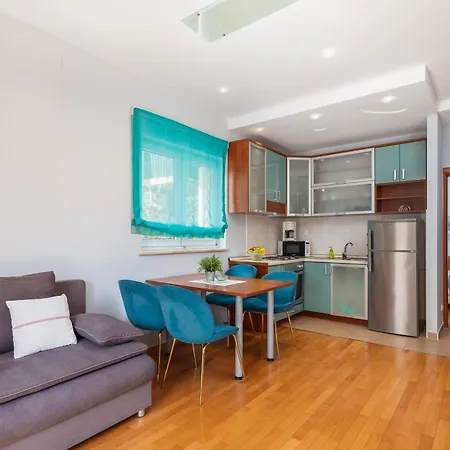Brkic Apartments With Private Parking Makarska Room photo