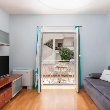 Brkic Apartments With Private Parking Makarska Room photo