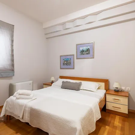 Brkic Apartments With Private Parking Makarska Room photo