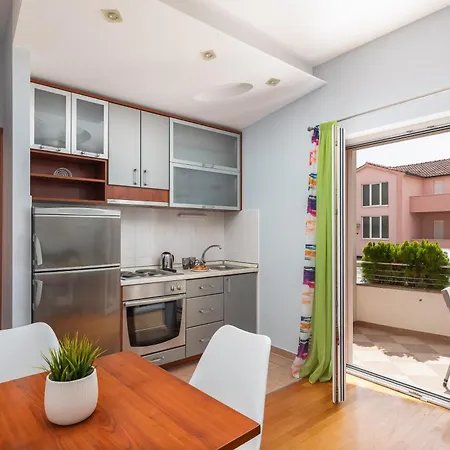 Brkic Apartments With Private Parking Makarska Room photo