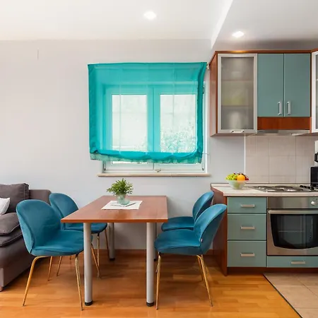 Brkic Apartments With Private Parking Makarska Room photo