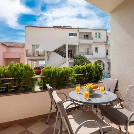 Brkic Apartments With Private Parking Makarska Room photo