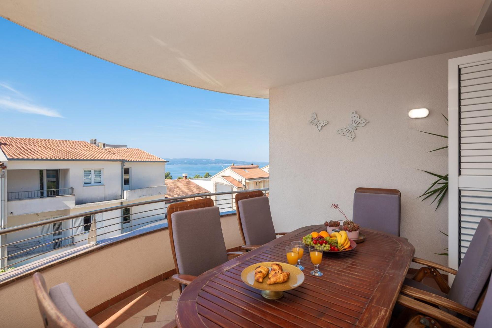 Brkic With Private Parking Apartment Makarska