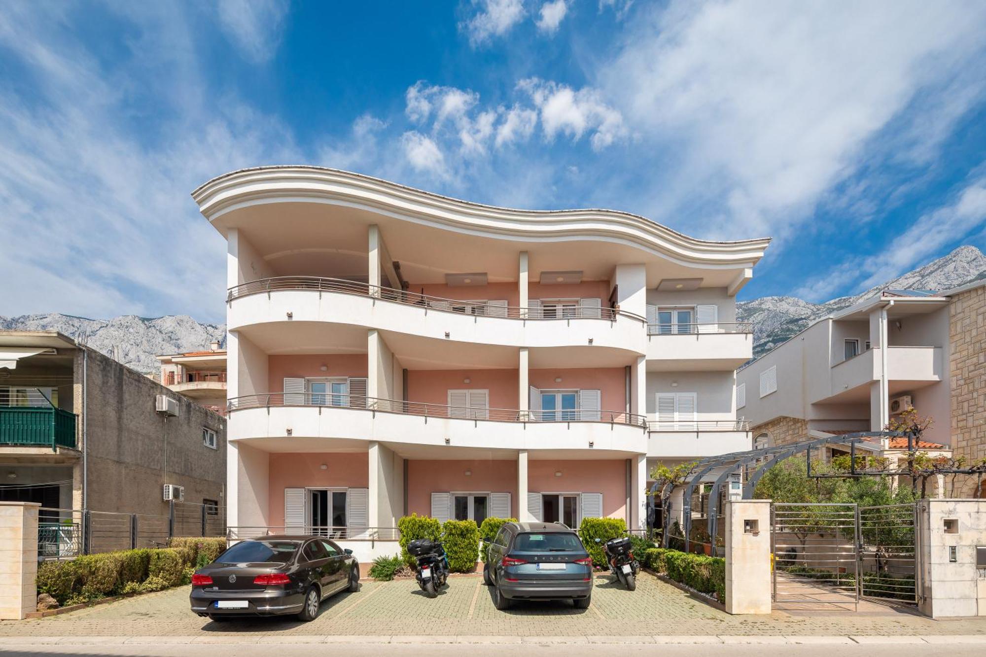 Brkic With Private Parking Apartament
