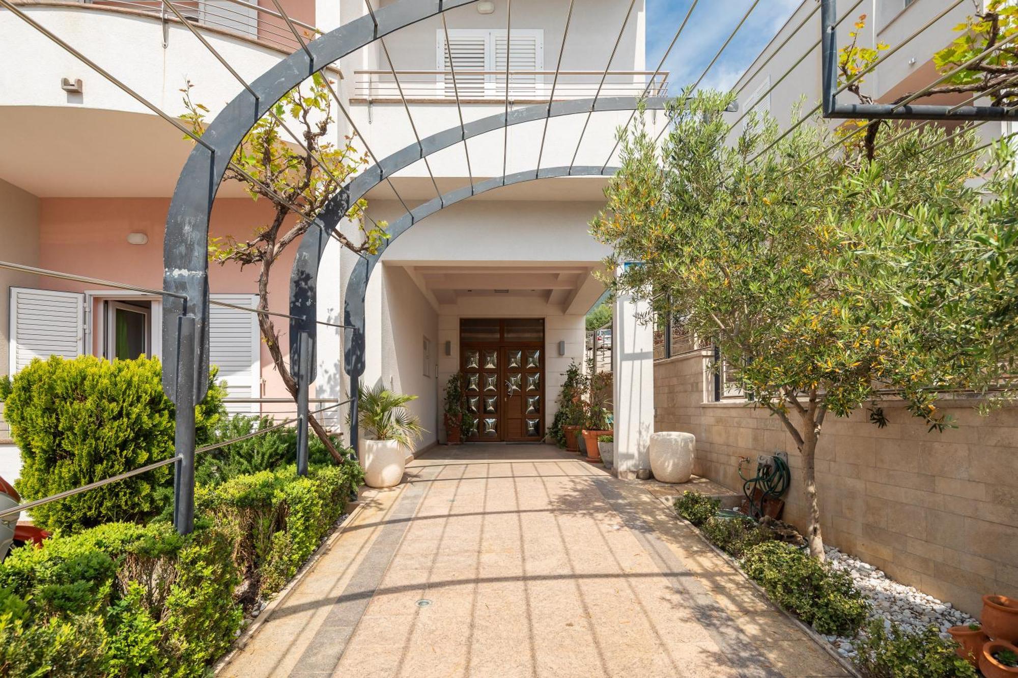 Apartment Brkic With Private Parking