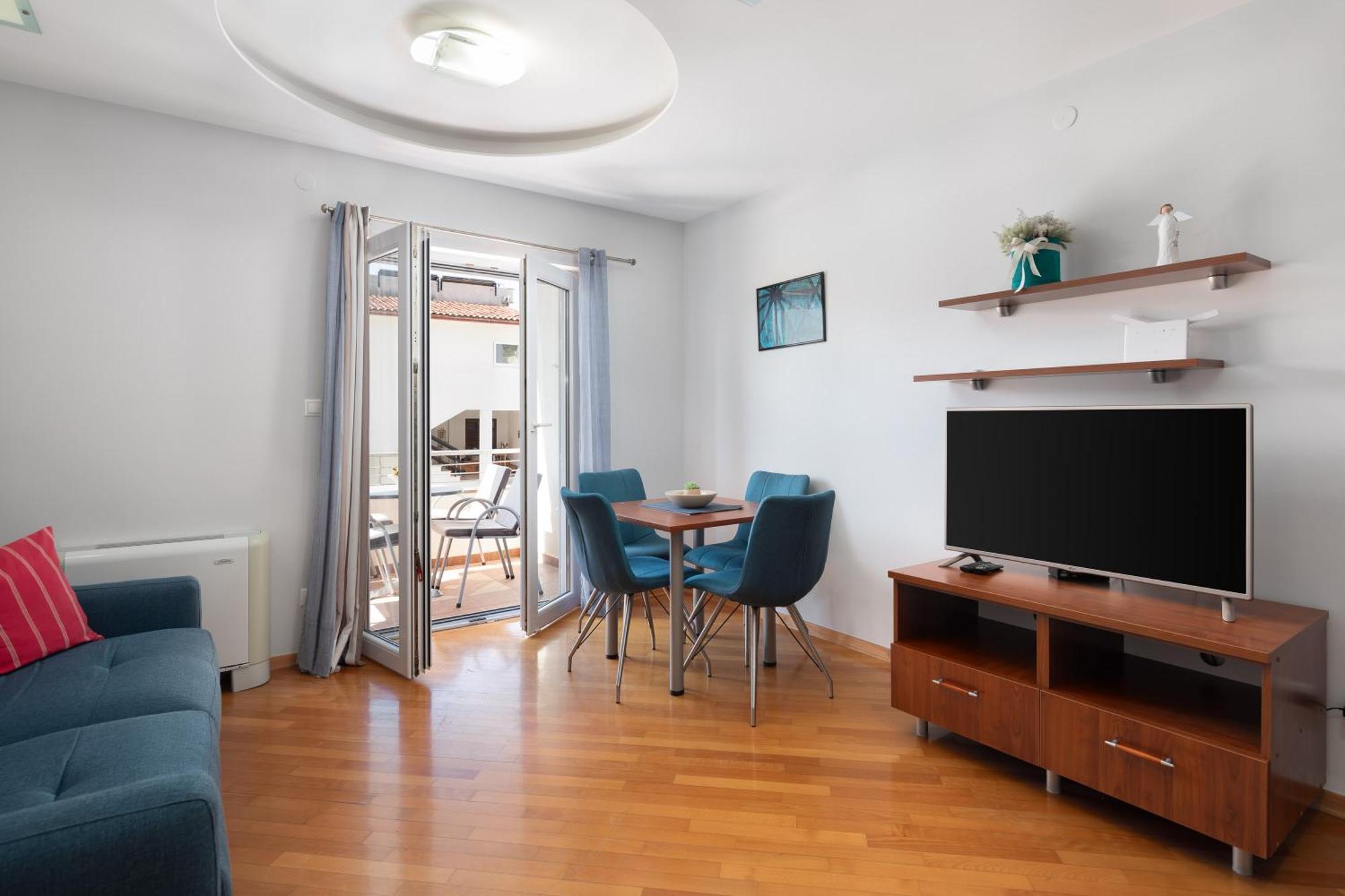 Brkic With Private Parking Apartment Makarska