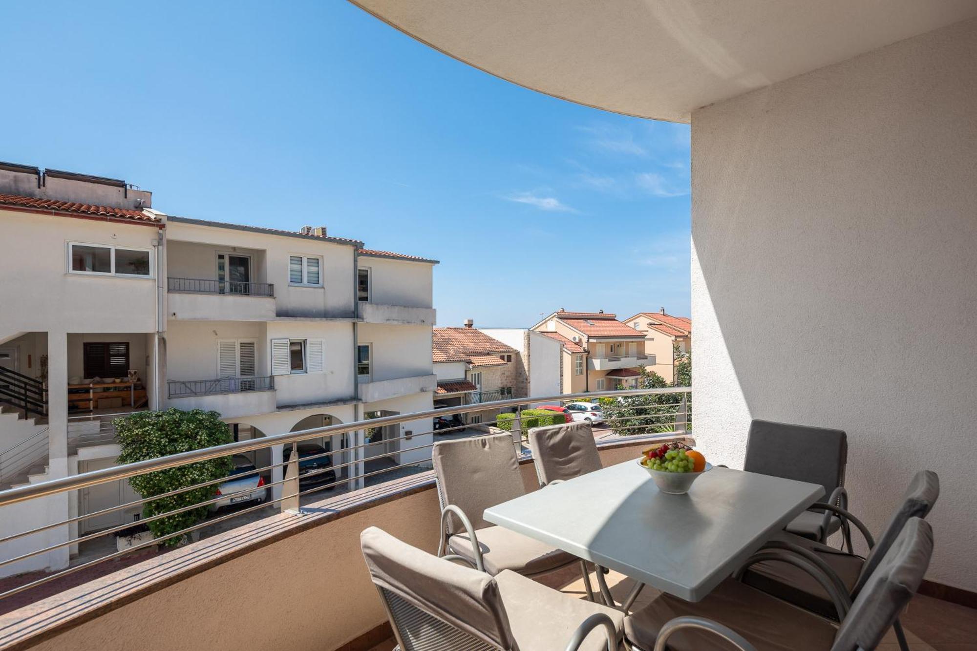 Brkic With Private Parking Apartment Makarska